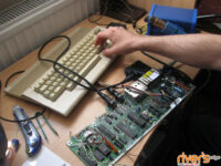 Hardware'owe zmagania, czyli naprawa Commodore 64 podczas meetingu