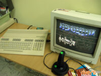 Scenowy akcent wystawy - demo grupy Tropyx pt. "0ldsk00l 4ever!" odpalone na Commodore 128