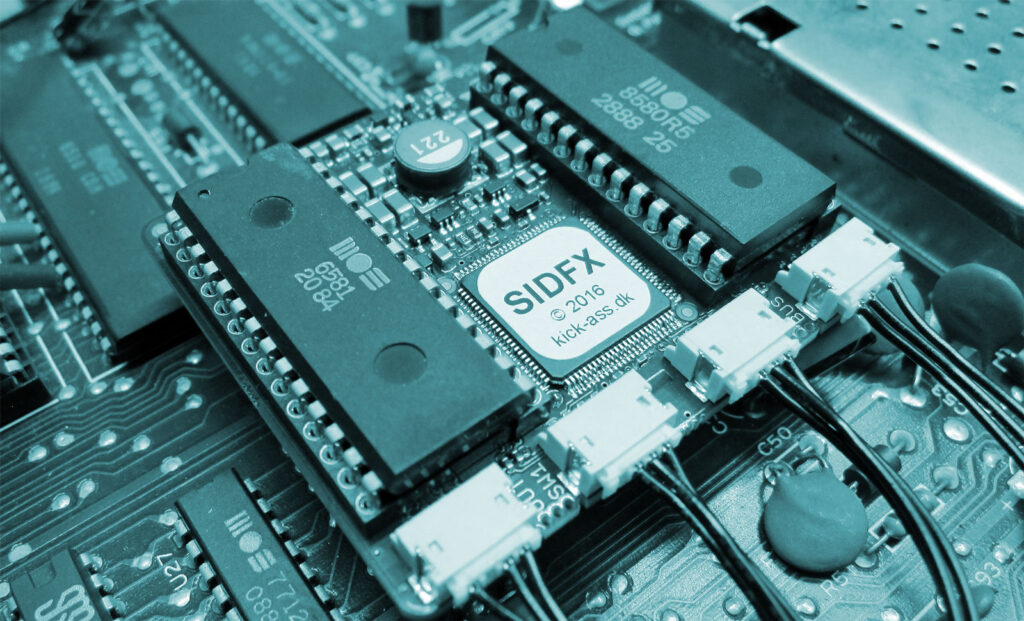 SIDFX w Commodore 64 z dwoma wersjami SID-a Zdjęcie: Lotus.