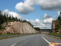 Autostrada w Finlandii w skalnej scenerii